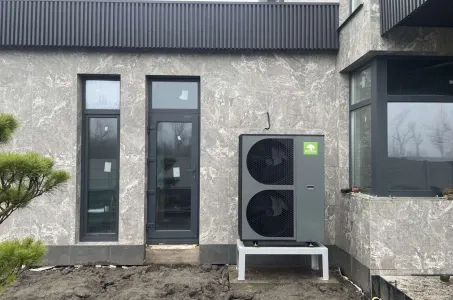 Современный частный дом с тепловым насосом Mycond BeeThermic Monoblock
